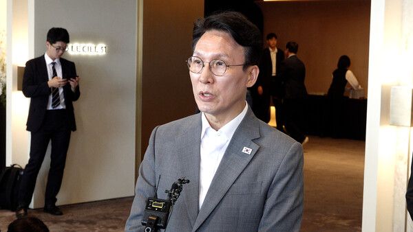 김민석 전 국무총리가 3일 후반기 국회 대비 민주당 국회의원 워크숍에서 기자들의 질문에 답하고 있다. [사진=폴리뉴스]