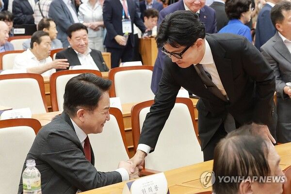 무소속 한동훈 의원이 29일 국회박물관에서 열린 김덕룡 김영삼민주센터 이사장 회고록 출판기념회에 참석하며 원희룡 전 국토교통부 장관과 인사하고 있다. 2026.6.29 [사진=연합뉴스]