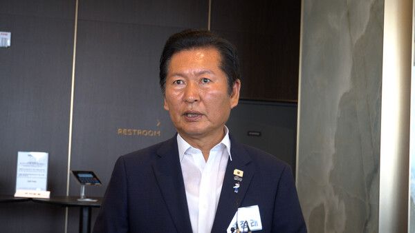 정청래 전 더불어민주당 대표가 3일 후반기 국회 대비 민주당 국회의원 워크숍에서 기자들의 질문에 답하고 있다. [사진=폴리뉴스]
