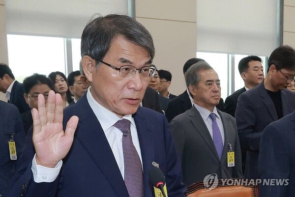 노태악 전 중앙선거관리위원장이 1일 국회에서 열린 '제9회 전국동시지방선거 투표용지 부족 사태 등 국민 참정권 침해 진상규명 및 선거관리 개혁을 위한 국정조사 특별위원회' 제3차 전체회의에서 증인 선서하고 있다. 2026.7.1 [사진=연합뉴스]