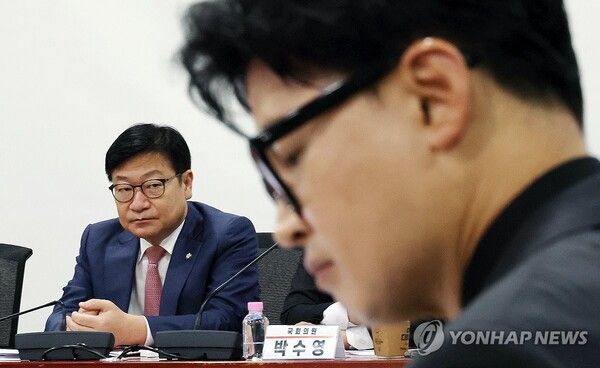 국민의힘 정점식 원내대표와 무소속 한동훈 의원이 1일 국회 의원회관에서 열린 '상속세 개편의 경제적 효과' 토론회에서 참석자들의 발언을 경청하고 있다. 2026.7.1 [사진=연합뉴스]
