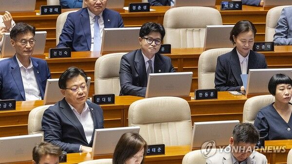 무소속 한동훈 의원이 11일 국회에서 열린 본회의에 참석해 민주당 김성범 의원의 인사말을 듣고 있다. 2026.6.11 [사진=연합뉴스]