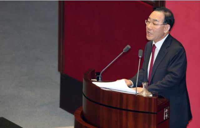 '보완수사권 폐지'와 관련한 형사소송법 개정안이 본회의에 상정되자 국민의힘은 필리버스터에 볼입했다. 첫 주자로 나선 국민의힘 주호영 의원 [사진=연합뉴스]