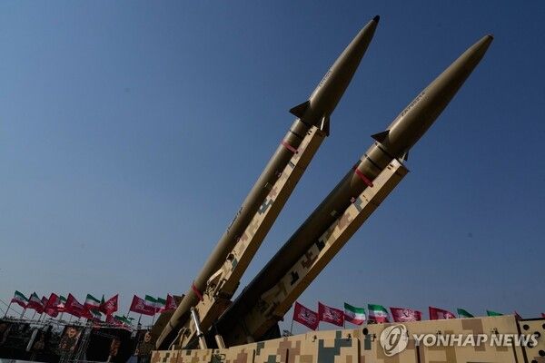 이란 테헤란 아자디 광장에서 열린 전시회에 전시된 이란 미사일&nbsp;[사진=AP=연합뉴스]