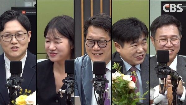 더불어민주당 당대표 첫 TV 토론회를 두고 당심에만 치중했다는 평가가 나왔다. 사진은 왼쪽부터 이석현 평론가, 박성민 더불어민주당 전 최고위원, 박성태 진행자, 김윤형 전 국민의힘 부대변인, 김성열 개혁신당 최고위원. [출처=유튜브 화면 캡쳐]