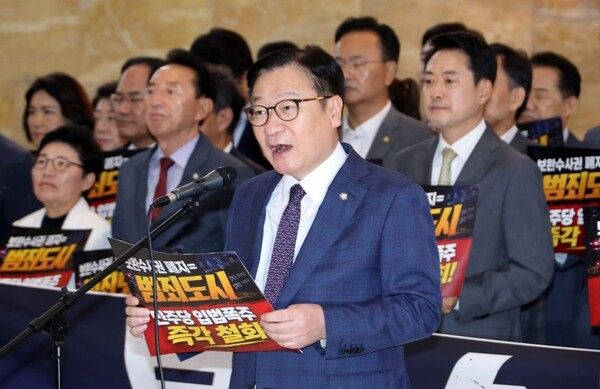 정점식 국민의힘 원내대표가 30일 국회 로텐더홀에서 열린 더불어민주당의 보완수사권 폐지 강행처리 규탄대회에서 발언하고 있다. [사진=연합뉴스]