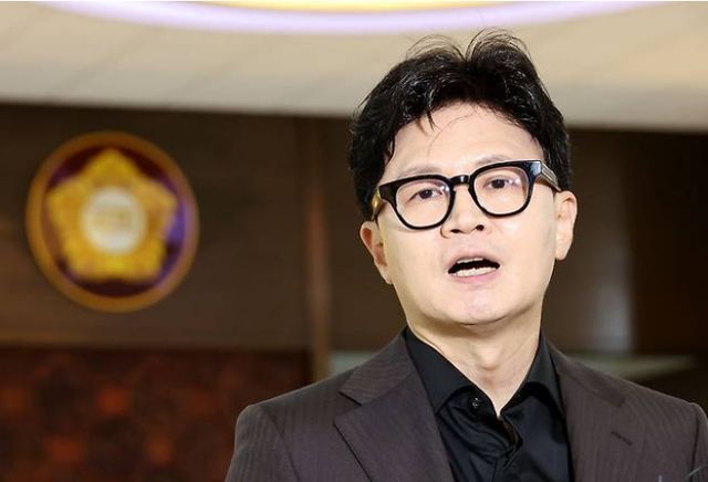 한동훈 무소속 의원이 30일 국회 본회의장 앞에서 '검사의 직접 수사 권한을 전면 폐지'하는 형사소송법 개정안에 ㄷ해 강력한 비판 발언을 쏟아내고 있다. [사진=연합뉴스]