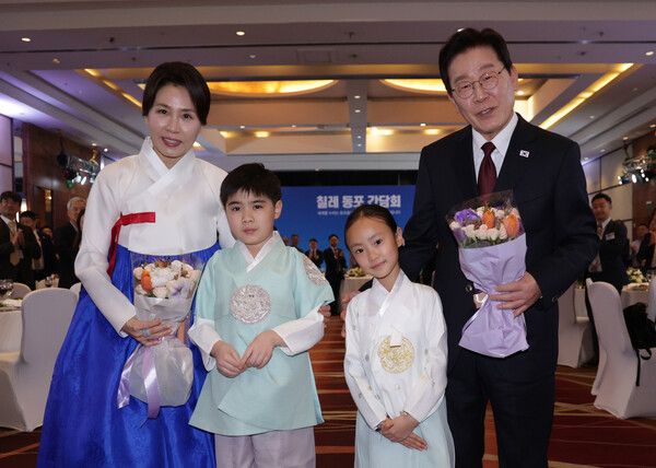 이재명 대통령과 김혜경 여사가 29일(현지시간)&nbsp;칠레&nbsp;산티아고 한 호텔에서 열린 동포 만찬간담회에서 화동과 기념촬영을 하고 있다. [사진=연합뉴스]