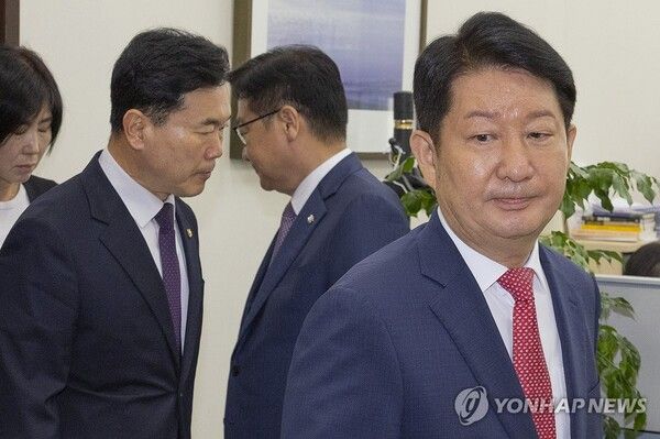 22대 하반기 국회 상임위원회 배정 기준에 불만을 제기하는 과정에서 국민의힘 정점식 원내대표의 멱살을 잡았던 권영진 의원이 27일 국회 내 원내대표실을 방문해 사과한 뒤 사무실을 빠져 나오고 있다.[사진=연합뉴스]