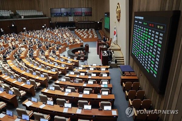 31일 국회에서 열린 7월 임시국회 제3차 본회의에서 전날 상정된 검사의 보완수사권 폐지를 골자로 한 형사소송법 일부개정법률안이 통과되고 있다.[사진=연합뉴스]
