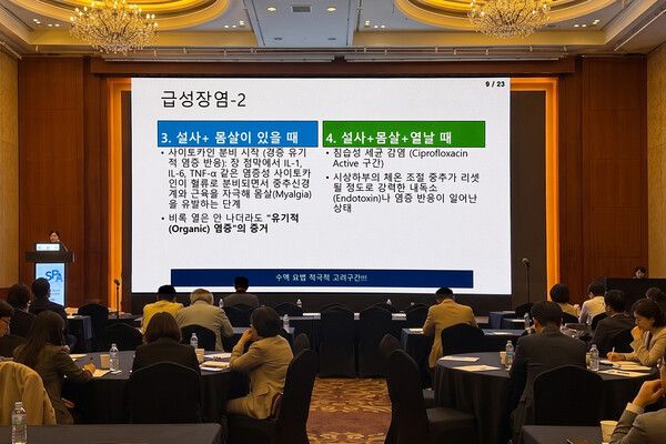 JW중외제약은 최근 롯데호텔 서울에서 열린 서울시내과의사회 정기학술대회에서 '클리닉 맞춤형 장염 치료하기'를 주제로 강연을 진행했다. 올리브내과의원 문을선 원장이 오메가-3 함유 종합영양수액제 '위너프주'의 염증 조절·해소 관련 분자생물학적 기전과 급성 장염 환자 대상 수액·영양요법의 임상적 유용성을 소개하고 있다. [사진=JW중외제약]
