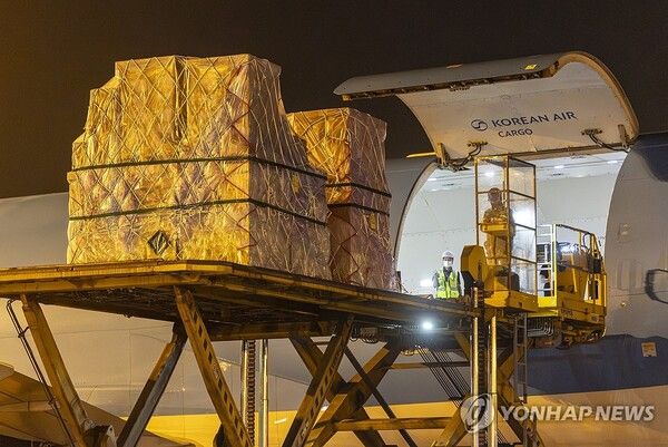 지난 30일 인천국제공항 대한항공 화물터미널에서 관계자들이 삼성전자와 SK하이닉스의 반도체를 항공기에 탑재하고 있다. [사진=연합뉴스]&nbsp;