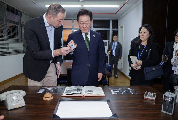 브라질을 국빈 방문 중인 이재명 대통령이 28일(현지시간) 브라질 상파울루 금속노동조합 사무실을 방문해&nbsp;룰라&nbsp;대통령이 노조위원장 시절 사용했던 사무실에 전시된 물품들을 살펴보고 있다. [사진=연합뉴스]