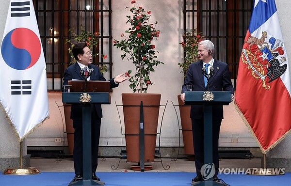 이재명 대통령이 30일(현지시간) 산티아고 대통령궁에서 열린 호세 안토니오 카스트 칠레 대통령과의 공동언론발표에서 발언하고 있다 [사진=연합뉴스]
