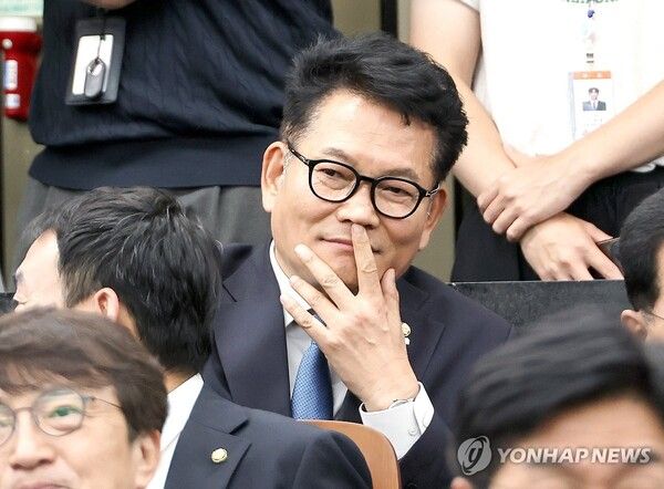 더불어민주당 송영길 의원이 30일 국회에서 본회의가 열리기에 앞서 열린 의원총회에서 생각에 잠겨 있다.[사진=연합뉴스]