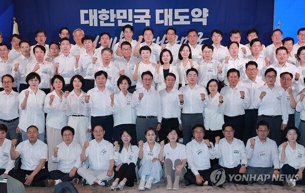 3일 서울 용산구 한 호텔에서 열린 더불어민주당 국회의원 워크숍에서 민주당 한병도 대표 직무대행 겸 원내대표, 한성숙 국무총리 등 참석자들이 기념 촬영하고 있다.[사진=연합뉴스]