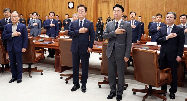 이재명&nbsp;대통령이 6일 청와대에서 열린 메가프로젝트 민관합동 점검회의에서 국민의례를 하고 있다. [사진=연합뉴스]
