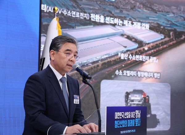 장재훈&nbsp;현대차그룹 부회장이 3일 경남 진주시에서 이재명 대통령 주재로 열린 영남권 첨단산업 발전비전 국민보고회에서 투자계획을 발표하고 있다. (사진=연합뉴스)