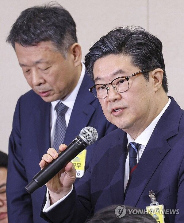 정치의 추궁 앞에 선 자본 :&nbsp;김병주 MBK파트너스 회장이 지난해 10월 14일 국회 정무위원회의 공정거래위원회 국정감사에 증인으로 출석해 의원 질의에 답하고 있다. 홈플러스를 파산 기로로 몰아넣은 MBK의 유통기업 인수 방식은 국정감사와 을지로위원회를 거치며 '약탈적 금융'이라는 정치권의 규정으로 이어졌다. 뒤편은 김광일 홈플러스 대표이사. [사진=연합뉴스]