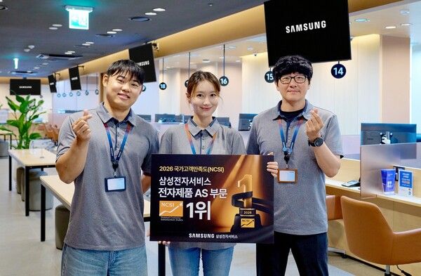 삼성전자서비스 임직원들이 2026 국가고객만족도 1위 선정 기념 사진 촬영을 하는 모습이다. [사진=삼성전자서비스 ]