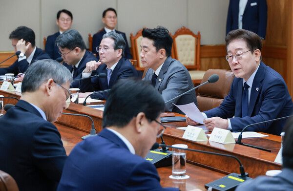 이재명&nbsp;대통령이 6일 청와대에서 열린 메가프로젝트 민관합동 점검회의에서 발언하고 있다. [사진=연합뉴스]