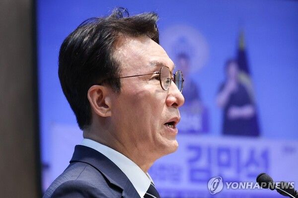 더불어민주당 당권주자인 김민석 전 국무총리가 6일 국회 소통관에서 당 대표 출마 선언 기자회견을 하고 있다.[사진=연합뉴스]