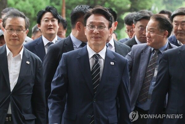더불어민주당 당대표 선거에 출마한 김민석 전 국무총리가 6일 출마 선언 기자회견이 열리는 국회 소통관으로 향하고 있다.[사진=연합뉴스]