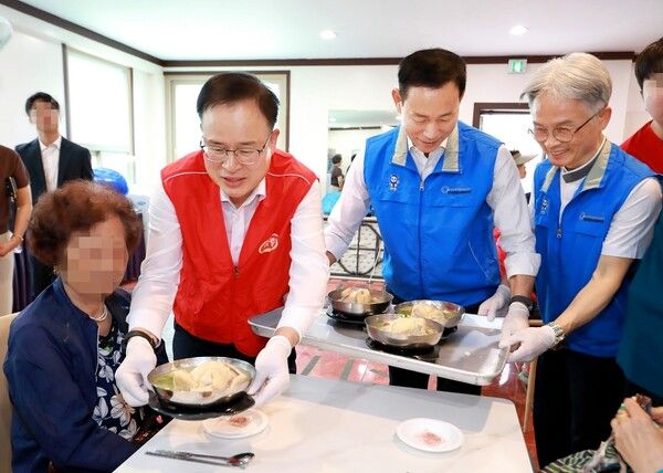 지난 7월 3일 전북특별자치도 익산시 이리중앙교회에서 열린 「사랑의 맛데이」 삼계탕 나눔 행사에서 하림 정호석 대표이사가 지역 어르신에게 정성껏 준비한 삼계탕을 전달하고 있다. (왼쪽부터, 하림 정호석 대표이사, 익산시 최정호 시장, 부송종합사회복지관 고재일 관장) [사진=하림 제공