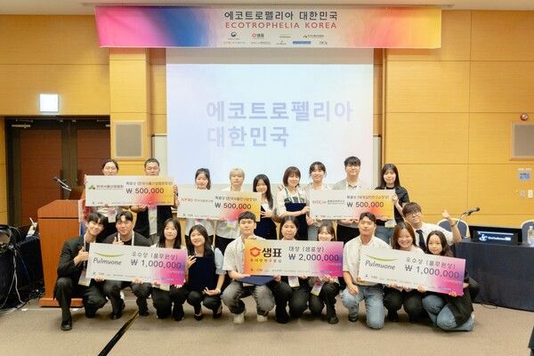 대전컨벤션센터에서 열린 대학생 혁신식품개발 경진대회 'ECOTROPHELIA KOREA 2026' 결선대회에서 수상자들이 기념 촬영을 하고 있다. [사진=풀무원]