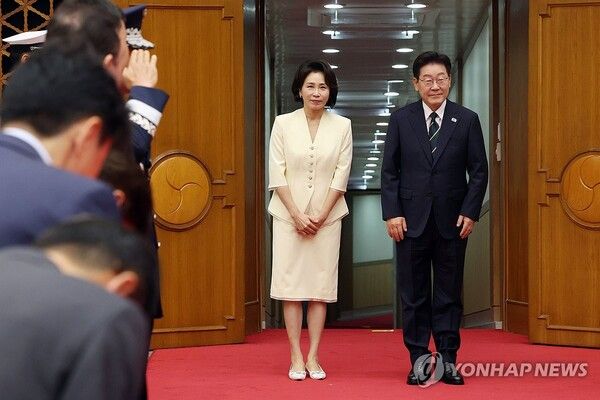 정상회의 참석과 몽골 국빈 방문을 위해 출국하는 이재명 대통령 부부가 7일 성남 서울공항에서 환송객들을 향해 인사하고 있다.[사진=연합뉴스]