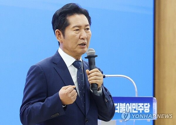 더불어민주당 정청래 전 대표가 6일 경기도 수원시 경기도의회 대회의실에서 열린 도의회 민주당 의원총회에서 인사말을 하고 있다.[사진=연합뉴스]
