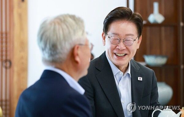 이재명 대통령이 1일 청와대 상춘재에서 오찬에 앞서 문재인 전 대통령의 인사말을 듣고 있다. [사진=연합뉴스]