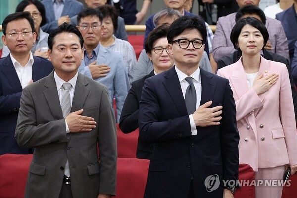지난 2024년 9월 국가정보원 대공수사권 부활을 위한 긴급토론회에 함께 참석한 장동혁 국민의힘 대표와 한동훈 무소속 의원.[사진=연합뉴스]