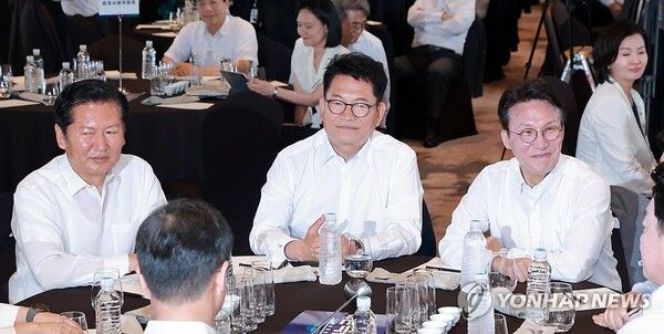 민주당 워크숍에서 만난 정청래 전 대표-송영길 의원-김민석 전 총리 [사진=연합뉴스]