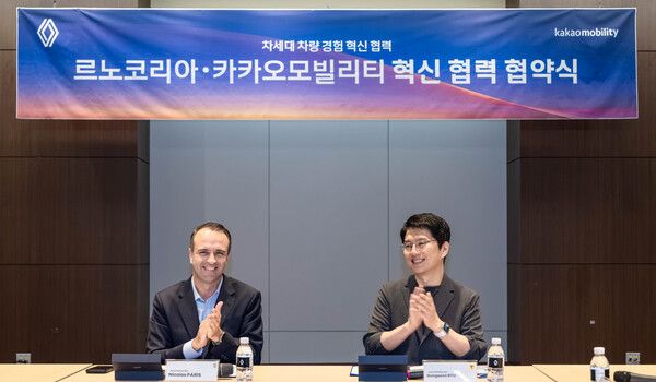 르노코리아가 카카오모빌리티와 '차세대 차량 경험 혁신을 위한 업무협약'을 체결했다.(왼쪽부터 르노코리아 니콜라 파리 사장, 카카오모빌리티 류긍선 대표) [사진=르노코리아]