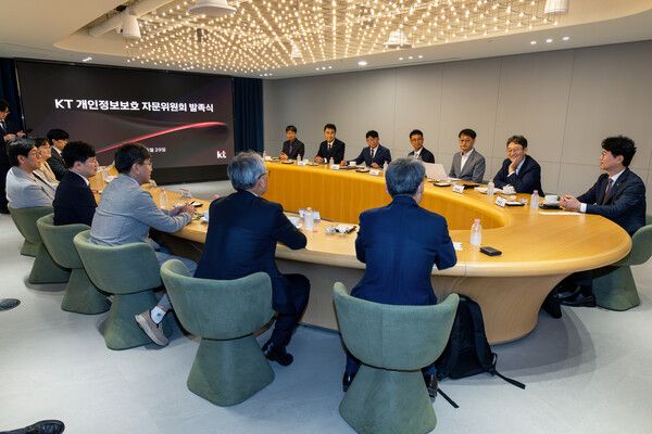KT 개인정보보호 자문위원회 발족식에 KT 박윤영 대표, 정보보안실장(CISO) 이상운 전무, 개인정보보호그룹장(CPO) 김창오 상무가 참석해 자문위원들과 개인정보보호 체계 고도화 방향을 논의하고 있다. [사진= KT]