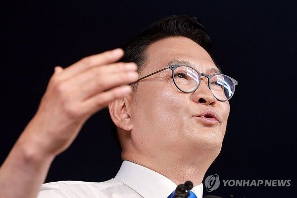 더불어민주당 송영길 의원이 8일 서울 여의도 민주당 중앙당사에서 당 대표 출마를 선언한 뒤 취재진 질문에 답하고 있다.[사진=연합뉴스]