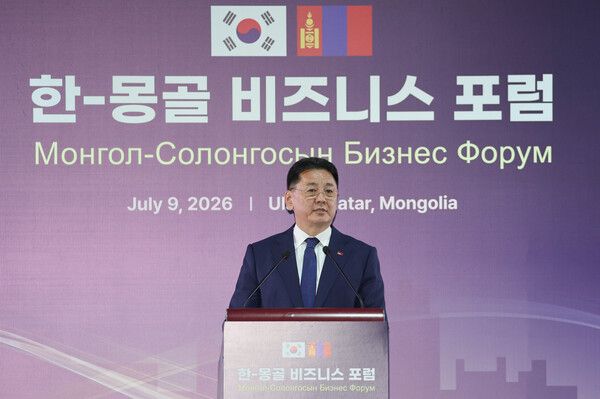 오흐나 후렐수흐 몽골 대통령이 9일(현지시간)&nbsp;이재명&nbsp;대통령이 참석한 가운데 울란바타르 한 호텔에서 열린 한-몽골 비즈니스 포럼에서 축사를 하고 있다. [사진=연합뉴스]