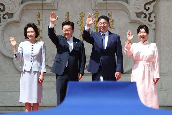 몽골을 국빈 방문한 이재명 대통령과 김혜경 여사가 9일(현지시간) 울란바타르 수흐바타르 광장에서 열린 공식 환영식에서 오흐나 후렐수흐 대통령, 롭상도르지 벌러르체첵 여사와 손을 흔들고 있다. [사진=연합뉴스]