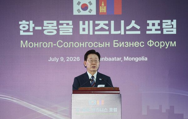 이재명&nbsp;대통령이 9일(현지시간) 몽골 울란바타르 한 호텔에서 열린 한-몽골 비즈니스 포럼에서 축사를 하고 있다. [사진=연합뉴스]