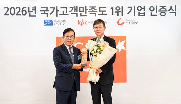 지난 8일 열린 '2026 국가고객만족도(NCSI) 조사' 시상식에서 한광영 현대홈쇼핑 대표이사(사진 오른쪽)와 박성중 한국생산성본부 회장(사진 왼쪽)이 기념 촬영을 하고 있다. [사진=현대홈쇼핑]