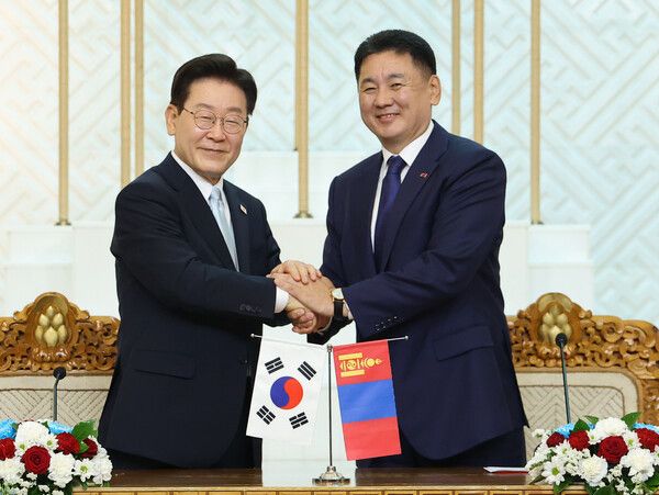 이재명 대통령이 9일(현지시간) 울란바타르 정부청사에서 오흐나 후렐수흐 대통령과 공동언론 발표를 마친 후 인사하고 있다. [사진=연합뉴스]