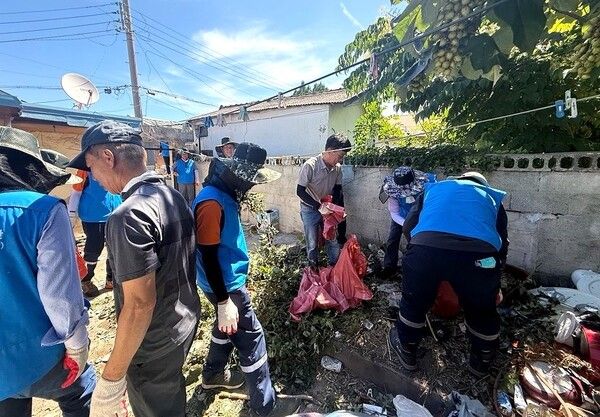 봉사단원들이 집안 곳곳의 생활 폐기물과 적치물들을 정리하고 있다. / 사진=포스코