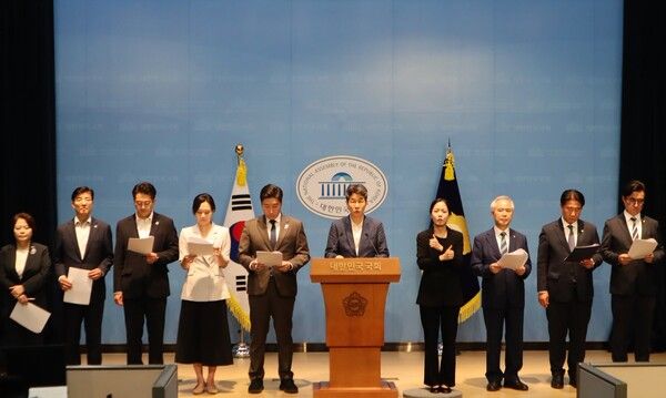 '제9회 전국동시지방선거 투표용지 부족 사태 등 국민 참정권 침해 진상규명 및 선거관리 개혁을 위한 국정조사 특별위원회' 더불어민주당과 조국혁신당 위원들이 10일 국회 소통관에서 기자회견을 열고 국민의힘은 재검증을 무산시키려는 것이냐며 공세 수위를 올렸다. [사진=윤건영 의원실 제공]