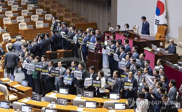 30일 국회에서 열린 22대 국회 하반기 11개 상임위원장과 예산결산위원장 선출을 위한 본회의에서 국민의힘 정점식 원내대표를 비롯한 의원들이 민주당의 일방적인 선출 강행에 항의하며 규탄 시위를 벌이고 있다.[사진=연합뉴스]