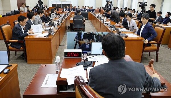 윤상현 국조특위 위원장이 10일 국회에서 열린 '제9회 전국동시지방선거 투표용지 부족 사태 등 국민 참정권 침해 진상규명 및 선거관리 개혁을 위한 국정조사 특별위원회' 제3차 청문회에서 재검표 현장검증 협의를 위해 정회를 선포하고 있다. [사진=연합뉴스]