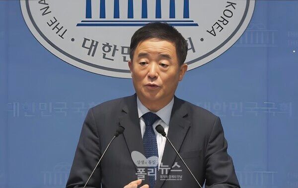 강득구 더불어민주당 의원이 11일 오전 서울 여의도 국회 소통관에서 기자회견을 열어 정청래 전 대표가 김관영 전 전북도지사 제명 문제와 조국혁신당 합당 추진 과정에서 거짓말을 했다고 주장했다. [사진=박비주안 기자]