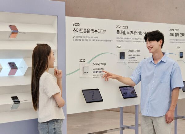 삼성전자 모델이 '폴더블 헤리티지'의 '갤럭시 폴드·플립 스토리' 섹션에서 역대 갤럭시 폴더블 라인업을 확인하는 모습 [사진=삼성전자]