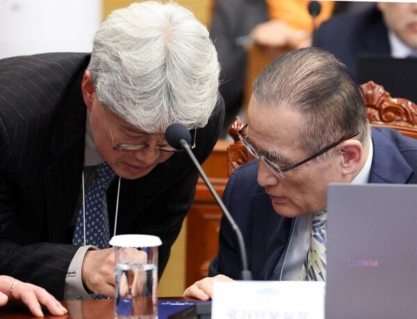 위성락 국가안보실장(오른쪽)과 김상호 청와대 보도지원비서관이 5일 청와대 여민관에서 이재명 대통령 주재로 열린 수석보좌관회의에서 대화하고 있다. 2026.2.5 [사진=연합뉴스]