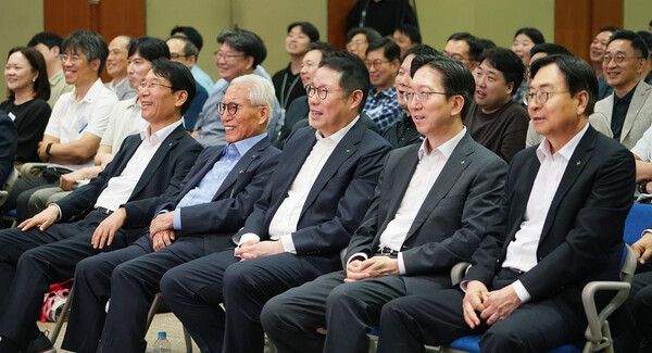 HS효성그룹은 창업 60년·창립 2주년을 맞아 지난 6월 30일 서울 마포 본사에서 창립 기념행사를 개최했다. 김규영 HS효성 회장(앞줄 왼쪽 두 번째), 조현상 HS효성 부회장(앞줄 왼쪽 세 번째)을 비롯한 경영진들과 임직원들이 HS효성 창립 2주년 행사에서 미생 패러디 영상을 시청하고 있다. [사진=연합뉴스]